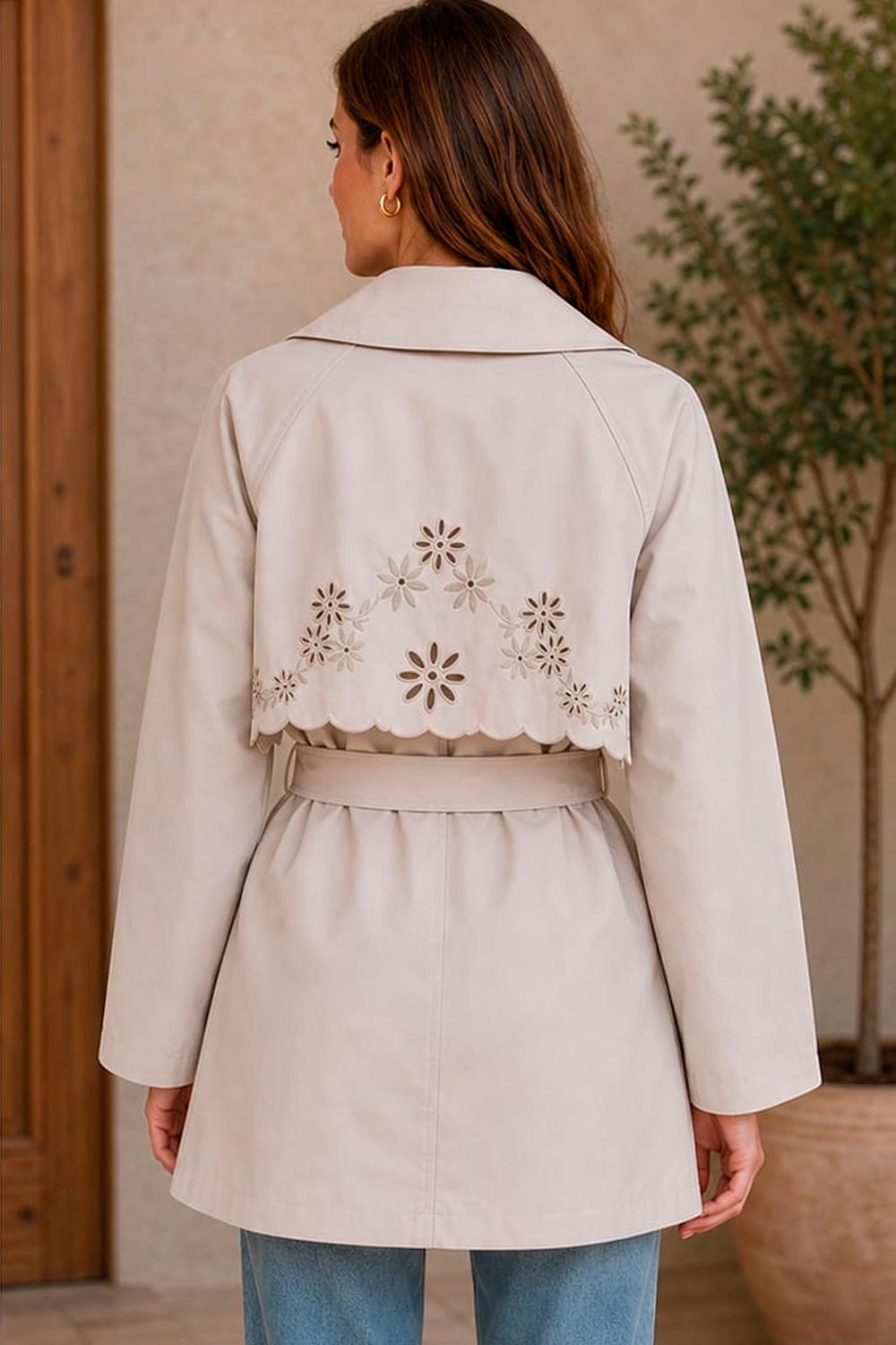 Gabardina beige con bordados florales - Imagen 2