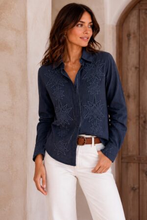 Camisa con bordados calados azul marino