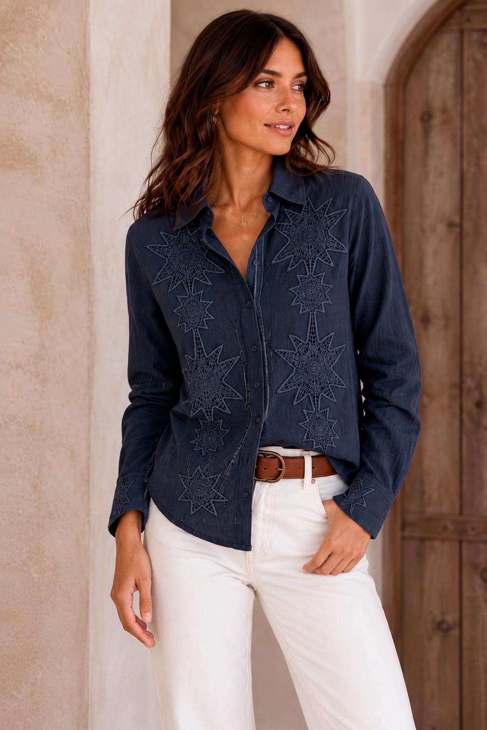 Camisa con bordados calados azul marino